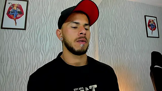 Snapshot of dylan_jacobx chatting on 10/31/25, 03:07 dylan jacobx online show from 10/31/25, 03:07