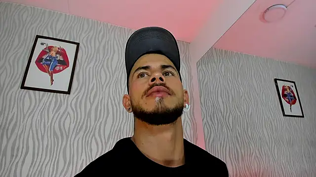 Snapshot of dylan_jacobx chatting on 11/14/25, 03:27 dylan jacobx online show from 11/14/25, 03:27