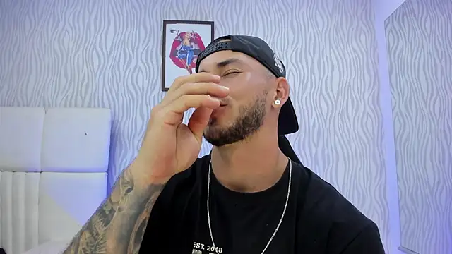 Snapshot of dylan_jacobx chatting on 12/15/25, 03:22 dylan jacobx online show from 12/15/25, 03:22