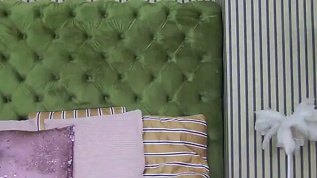 Snapshot of LunaHart chatting on 11/17/25, 08:03 LunaHart online show from 11/17/25, 08:03