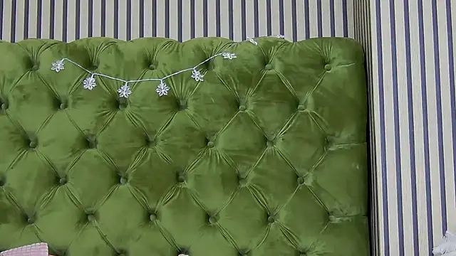 Snapshot of LunaHart chatting on 12/17/25, 04:24 LunaHart online show from 12/17/25, 04:24