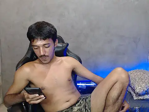 Snapshot of RowyCam chatting on 11/04/25, 12:04 RowyCam online show from 11/04/25, 12:04