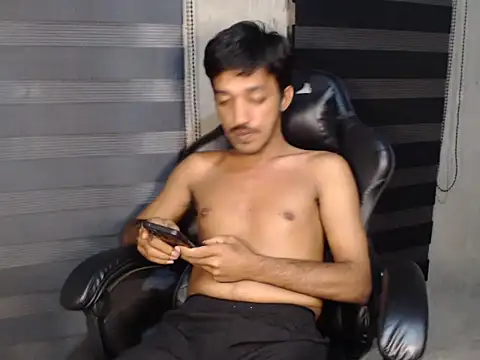 Snapshot of RowyCam chatting on 11/07/25, 01:00 RowyCam online show from 11/07/25, 01:00