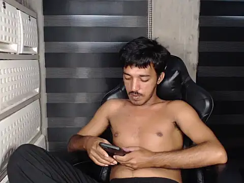 Snapshot of RowyCam chatting on 11/08/25, 01:06 RowyCam online show from 11/08/25, 01:06