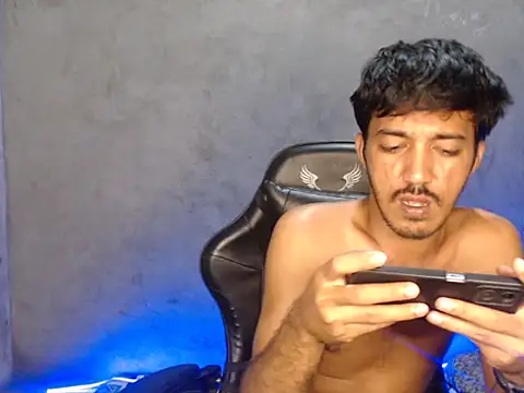 Snapshot of RowyCam chatting on 11/20/25, 04:07 RowyCam online show from 11/20/25, 04:07