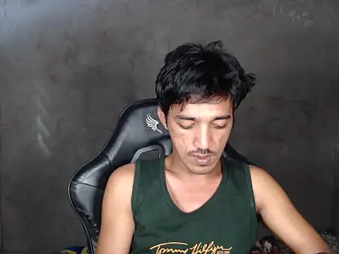 Snapshot of RowyCam chatting on 11/23/25, 06:35 RowyCam online show from 11/23/25, 06:35