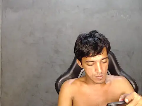 Snapshot of RowyCam chatting on 12/01/25, 08:08 RowyCam online show from 12/01/25, 08:08