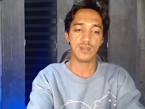 Snapshot of RowyCam chatting on 12/17/25, 02:34 RowyCam online show from 12/17/25, 02:34