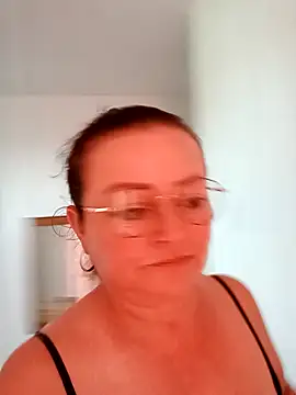 Snapshot of Nikoll12 chatting on 11/22/25, 05:12 Nikoll12 online show from 11/22/25, 05:12