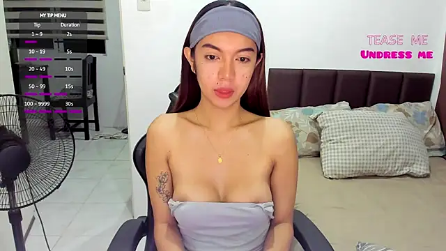 Snapshot of EmmaCoxxx24 chatting on 11/01/25, 10:17 EmmaCoxxx24 online show from 11/01/25, 10:17