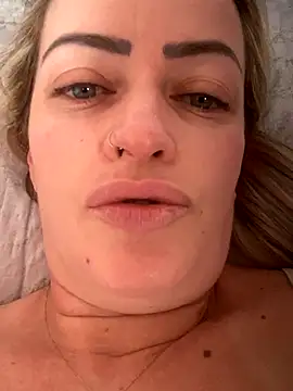 Snapshot of Alerquinasc chatting on 10/31/25, 12:06 Alerquinasc online show from 10/31/25, 12:06