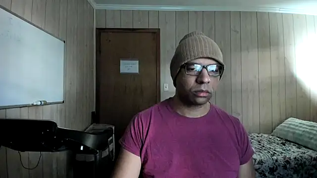 Snapshot of NaturalBeautyQueen chatting on 10/10/25, 01:32 NaturalBeautyQueen online show from 10/10/25, 01:32