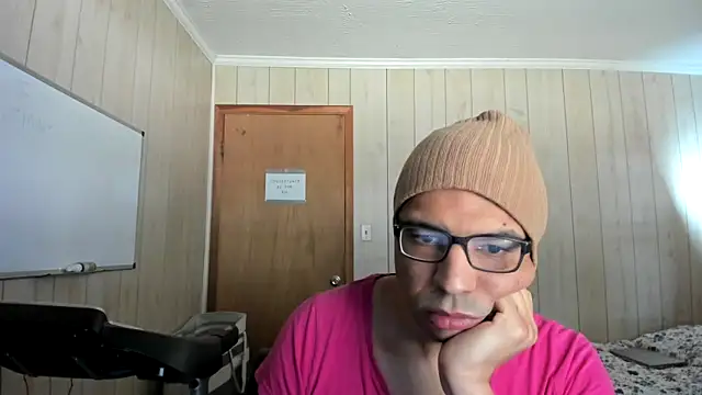 Snapshot of NaturalBeautyQueen chatting on 10/14/25, 04:19 NaturalBeautyQueen online show from 10/14/25, 04:19
