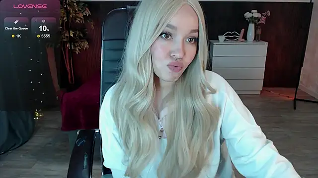 Snapshot of Sexy_Alexia69 chatting on 10/19/25, 06:14 Sexy Alexia69 online show from 10/19/25, 06:14