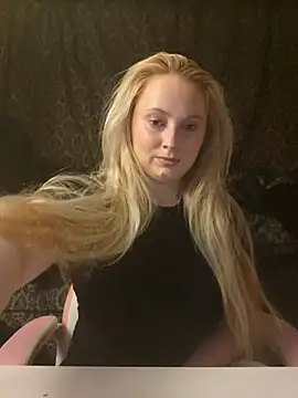 Snapshot of EmilyAngelUK chatting on 12/19/25, 11:23 EmilyAngelUK online show from 12/19/25, 11:23