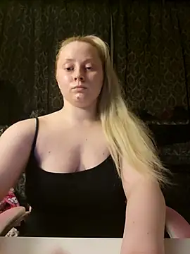 Snapshot of EmilyAngelUK chatting on 12/21/25, 11:45 EmilyAngelUK online show from 12/21/25, 11:45