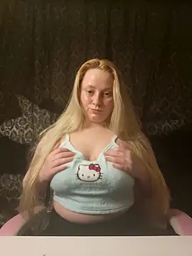 Snapshot of EmilyAngelUK chatting on 02/12/26, 01:22 EmilyAngelUK online show from 02/12/26, 01:22