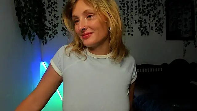 Ariana Spring online show from 10/26/25, 03:40