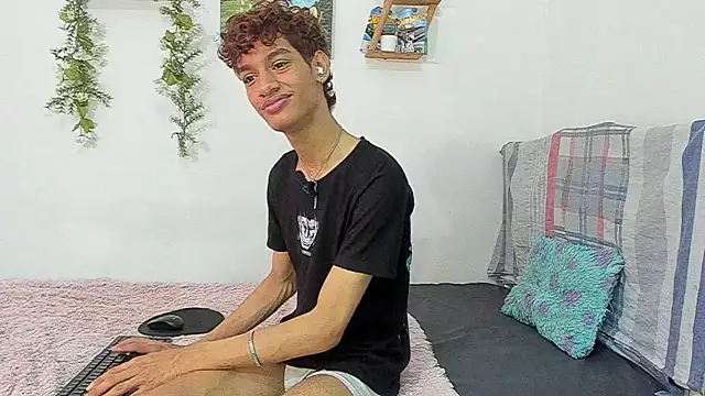 Snapshot of Peterfrost19 chatting on 11/07/25, 03:23 Peterfrost19 online show from 11/07/25, 03:23