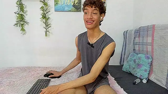 Snapshot of Peterfrost19 chatting on 11/13/25, 10:19 Peterfrost19 online show from 11/13/25, 10:19