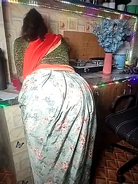 Snapshot of miss-maya24 chatting on 11/17/25, 03:12 miss-maya24 online show from 11/17/25, 03:12