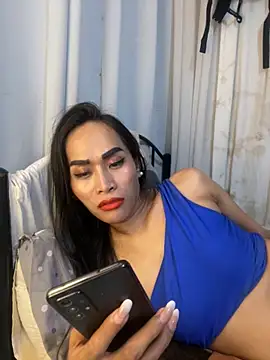 Snapshot of RomanticPearlTS chatting on 11/13/25, 01:59 RomanticPearlTS online show from 11/13/25, 01:59