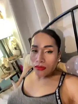 Snapshot of RomanticPearlTS chatting on 11/17/25, 02:06 RomanticPearlTS online show from 11/17/25, 02:06