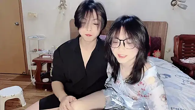 Snapshot of Crush-1 chatting on 11/02/25, 04:42 Crush-1 online show from 11/02/25, 04:42