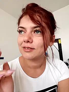 Snapshot of LadyNora chatting on 09/18/25, 06:26 LadyNora online show from 09/18/25, 06:26