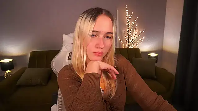 LilElfie online show from 10/26/25, 08:59