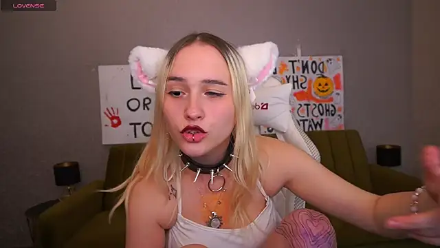 LilElfie online show from 10/31/25, 11:28