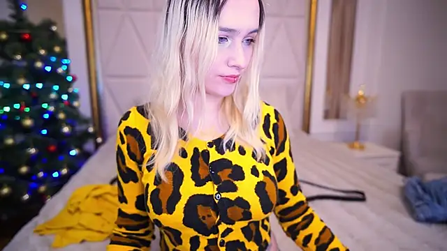 Snapshot of LilElfie chatting on 12/22/25, 09:23 LilElfie online show from 12/22/25, 09:23