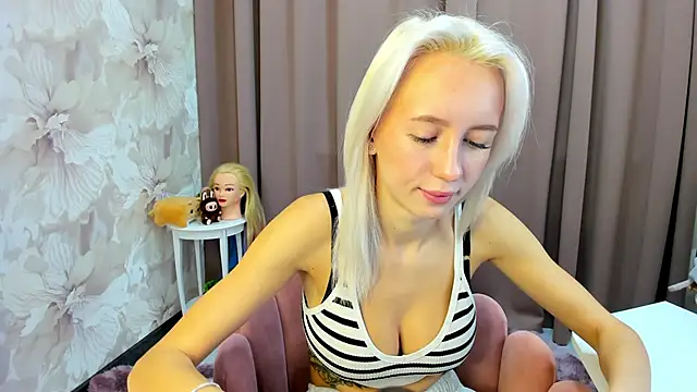 cute luucy online show from 10/23/25, 02:33