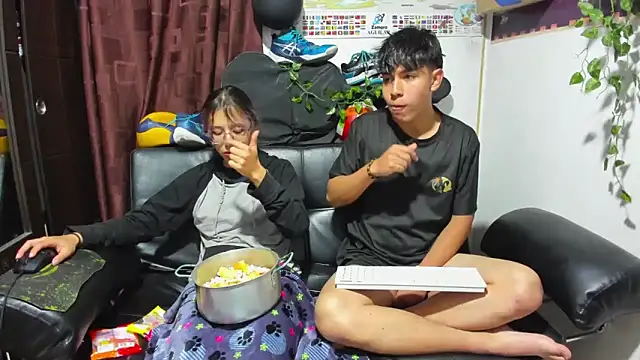 Snapshot of Donuts_DD chatting on 09/26/25, 07:34 Donuts DD online show from 09/26/25, 07:34