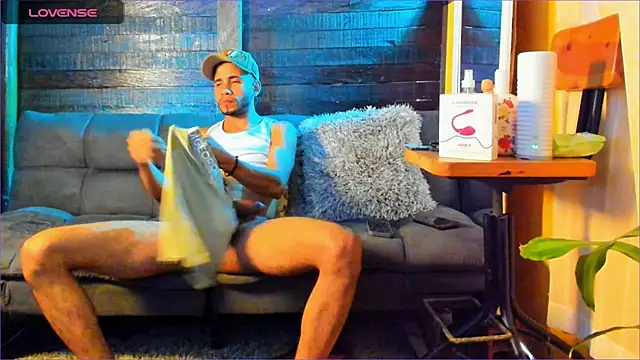 Snapshot of Alex_bigcock11_ chatting on 09/21/25, 06:31 Alex bigcock11 online show from 09/21/25, 06:31