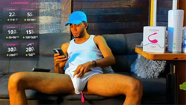 Snapshot of Alex_bigcock11_ chatting on 09/23/25, 03:42 Alex bigcock11 online show from 09/23/25, 03:42