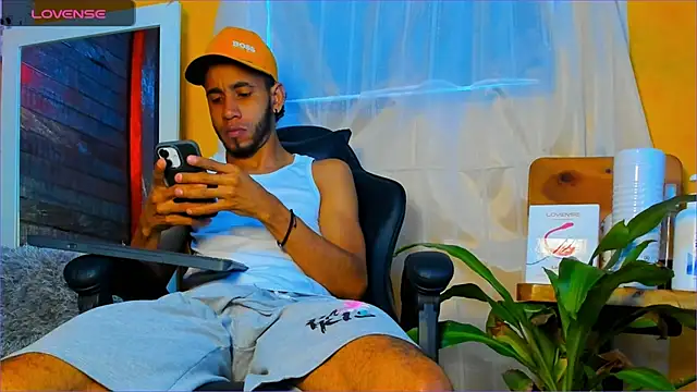 Snapshot of Alex_bigcock11_ chatting on 10/21/25, 01:45 Alex bigcock11 online show from 10/21/25, 01:45