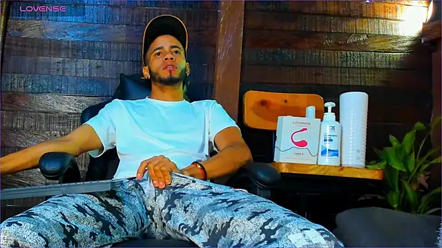 Snapshot of Alex_bigcock11_ chatting on 10/29/25, 11:45 Alex bigcock11 online show from 10/29/25, 11:45