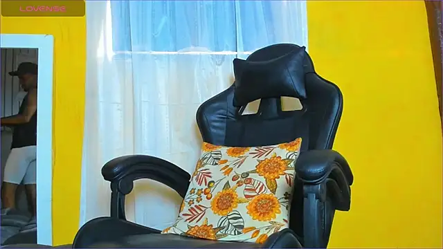 Snapshot of Alex_bigcock11_ chatting on 12/15/25, 04:11 Alex bigcock11 online show from 12/15/25, 04:11