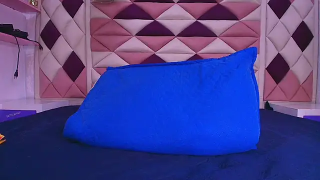 valecastro  online show from 10/30/25, 07:14