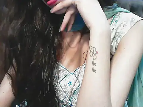 Snapshot of elize__ chatting on 10/08/25, 03:48 elize   online show from 10/08/25, 03:48