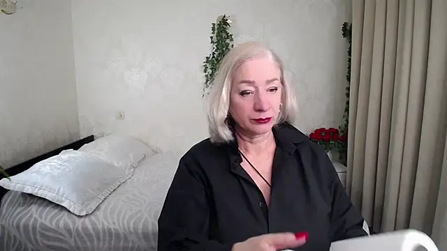 hunters woman online show from 02/12/26, 04:57