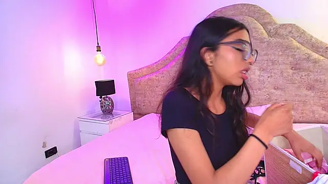 Snapshot of Sphere01 chatting on 12/19/25, 04:41 Sphere01 online show from 12/19/25, 04:41