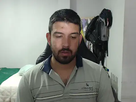 Snapshot of Axel11113 chatting on 11/19/25, 02:44 Axel11113 online show from 11/19/25, 02:44