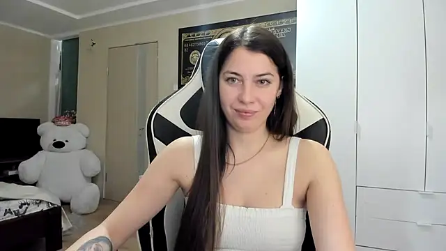 Snapshot of EmiLovsi chatting on 10/12/25, 07:24 EmiLovsi online show from 10/12/25, 07:24