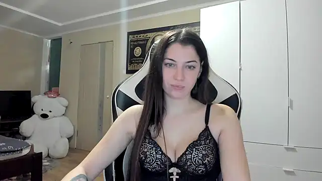 Snapshot of EmiLovsi chatting on 11/16/25, 09:31 EmiLovsi online show from 11/16/25, 09:31