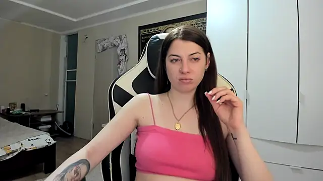 EmiLovsi online show from 04/26/26, 07:44