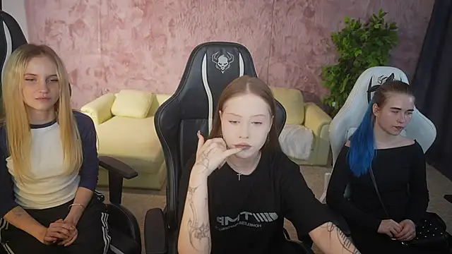 Snapshot of Esmie_Smile chatting on 09/15/25, 02:50 Esmie Smile online show from 09/15/25, 02:50