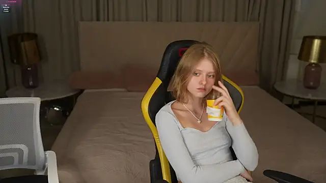 Snapshot of Esmie_Smile chatting on 10/11/25, 02:48 Esmie Smile online show from 10/11/25, 02:48