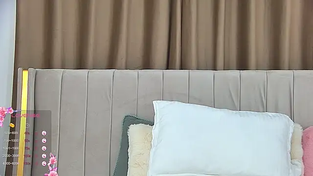 Snapshot of EmilyNovaa chatting on 05/17/26, 06:04 EmilyNovaa online show from 05/17/26, 06:04